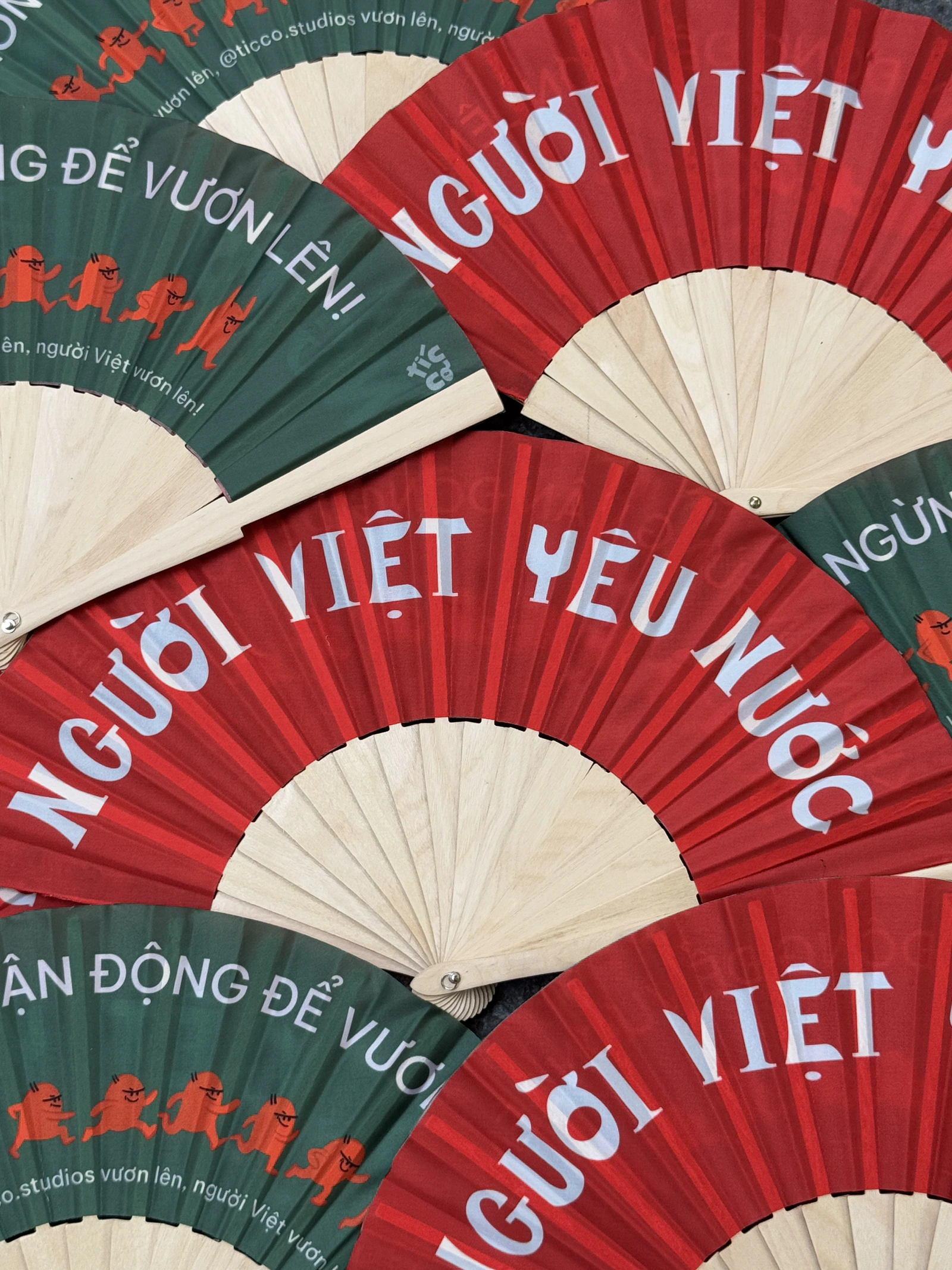 Merchandise đặc biệt Lễ Quốc khánh 2025 - Quạt Người Việt Vận Động