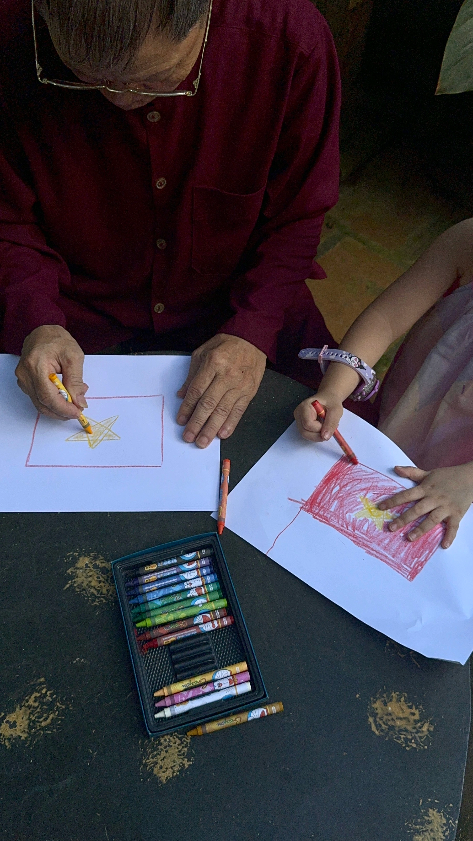 Mình Trong Nhà, Nhà Trong Nước — Tíc Cơ